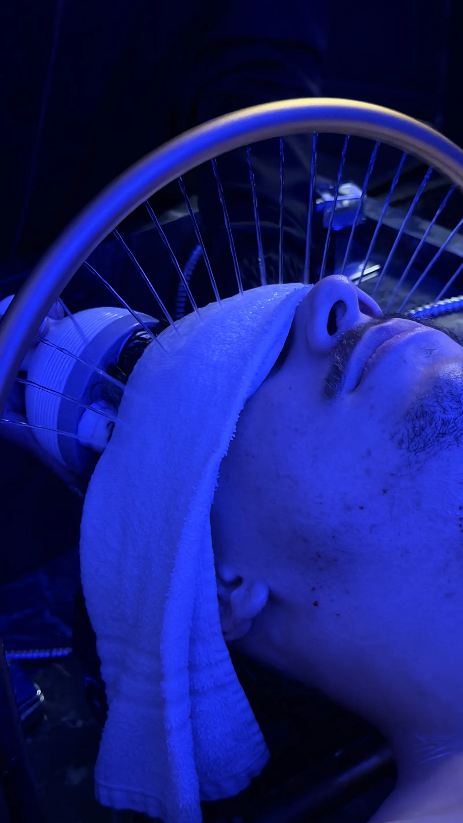 Ferramenta de Head Spa sendo usada no couro cabeludo na MYL Barber Clinic