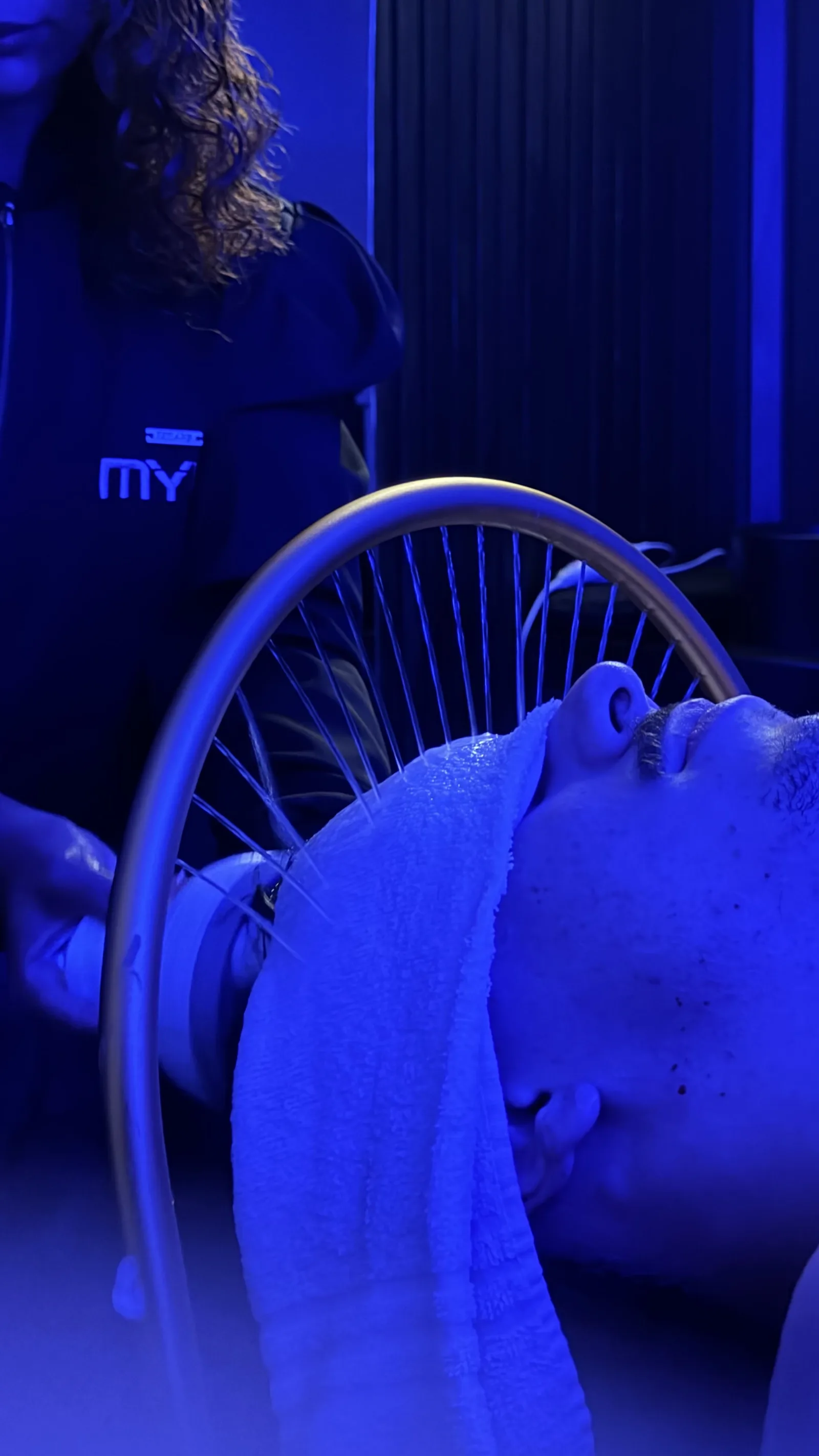 Tratamento de Head Spa com luz azul sendo realizado na MYL Barber Clinic