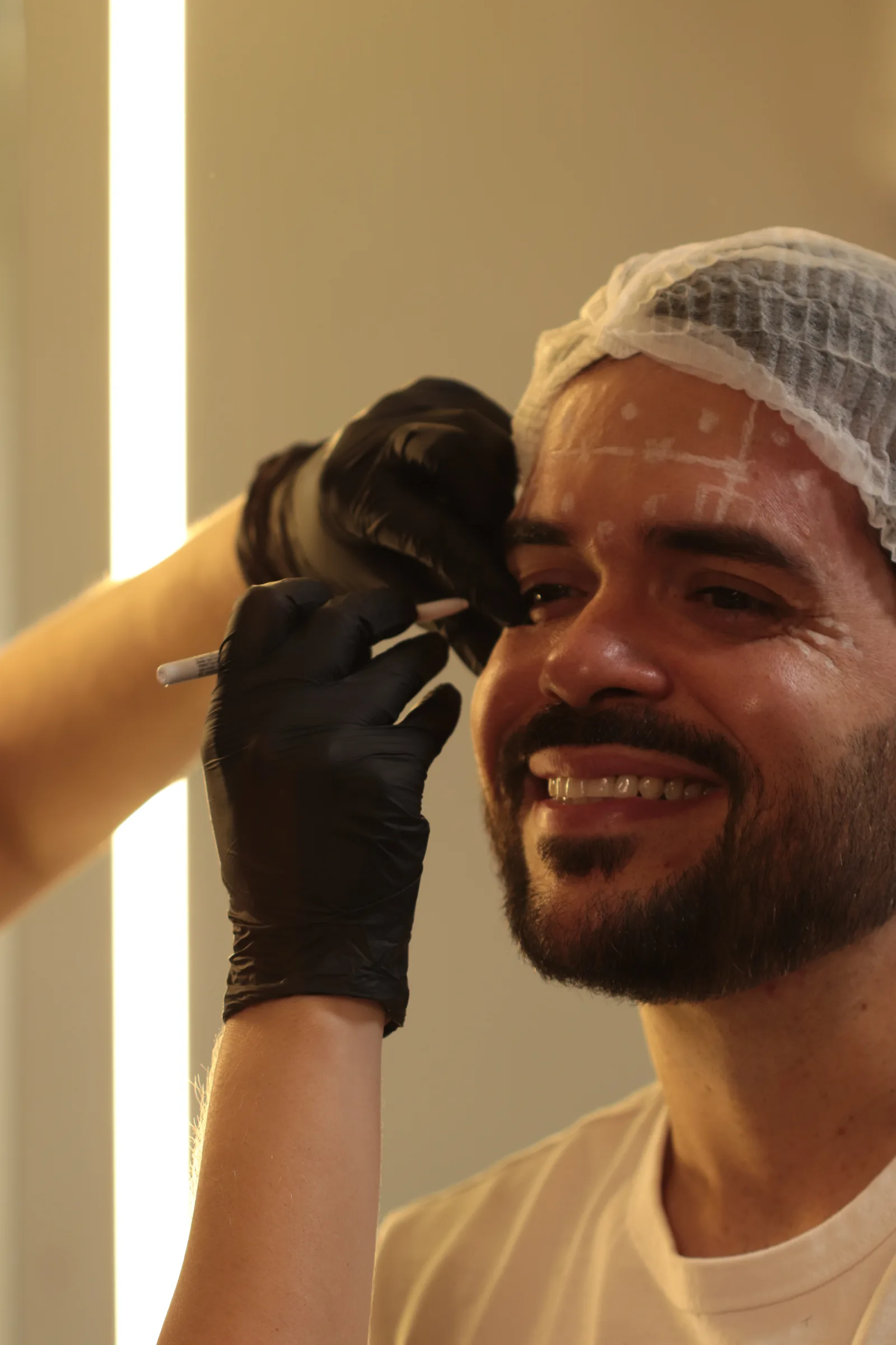 Cliente sorrindo durante tratamento facial profissional na MYL Barber Clinic