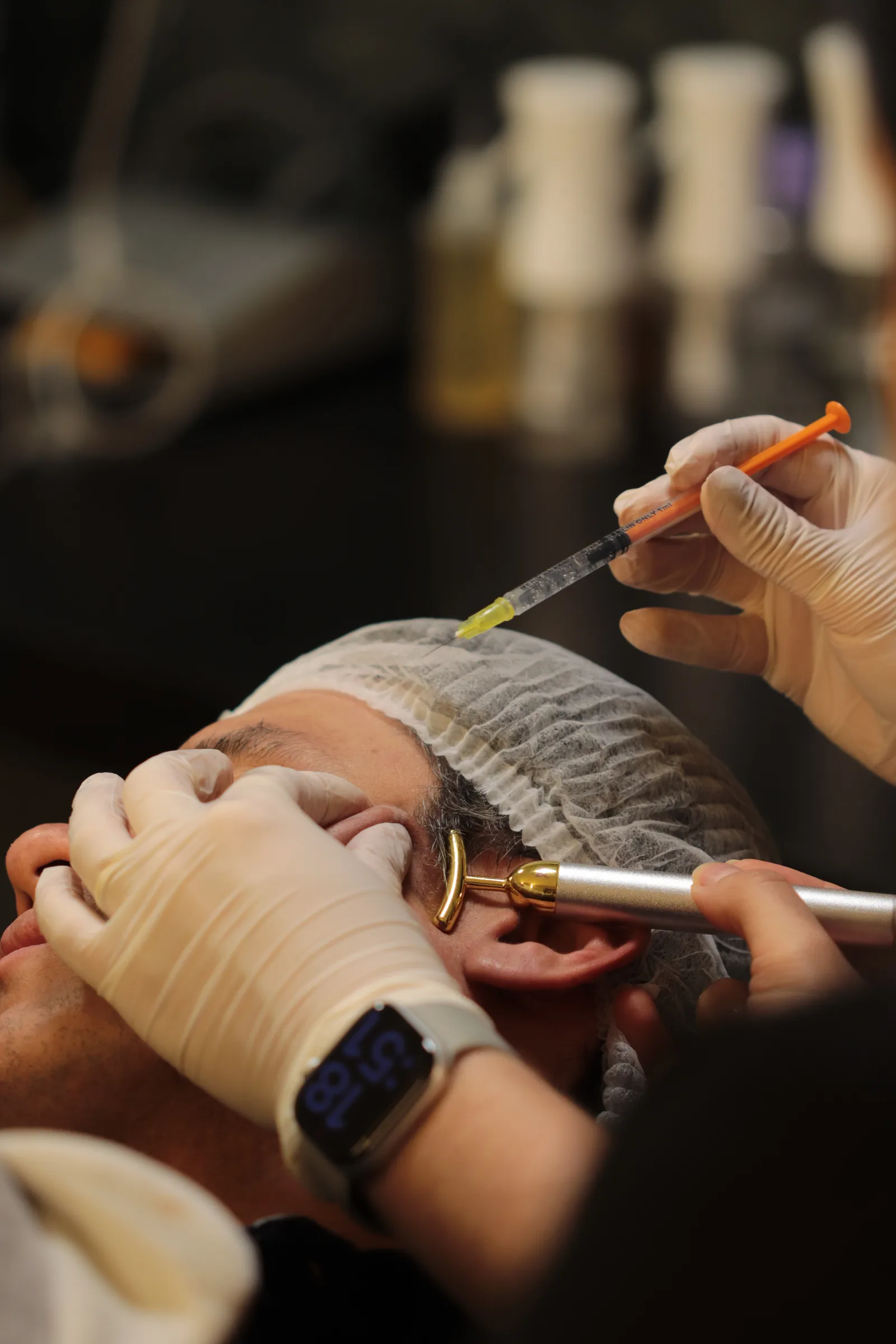 Procedimento facial com seringa em mãos com luva na MYL Barber Clinic