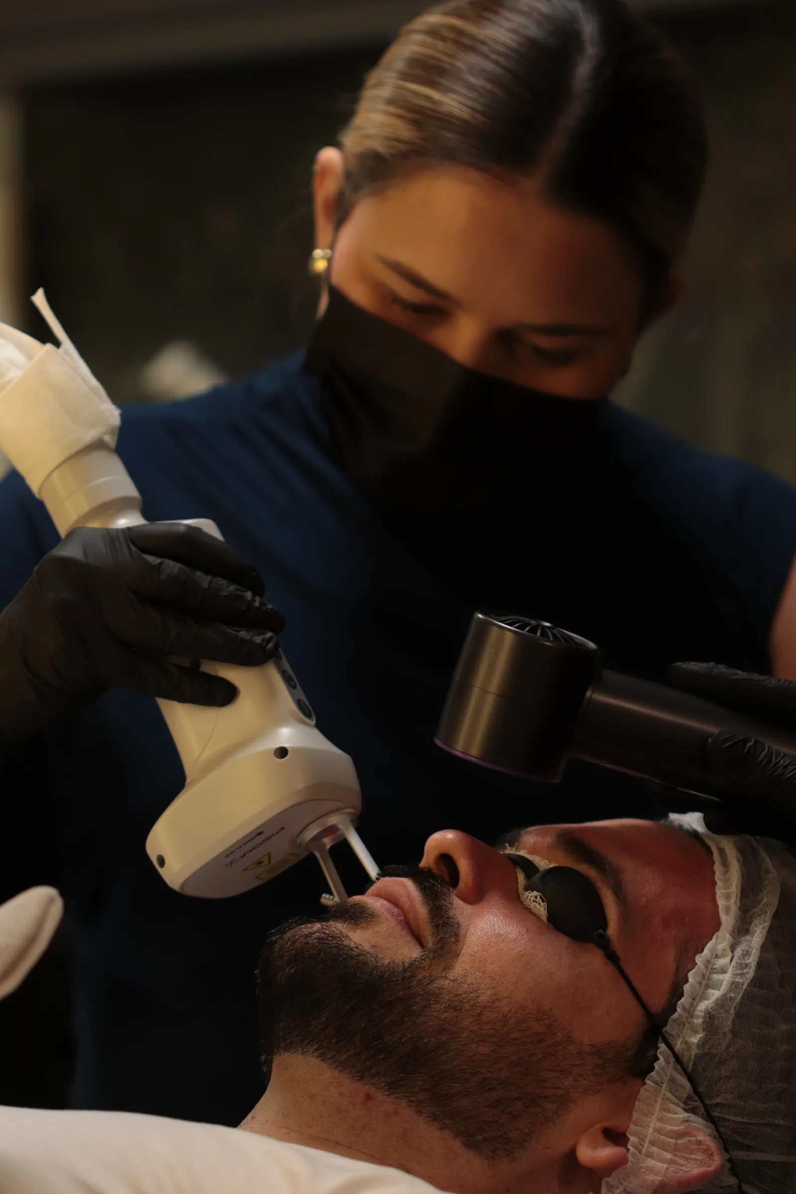 Cliente com óculos de proteção durante preparo para sessão de laser na MYL