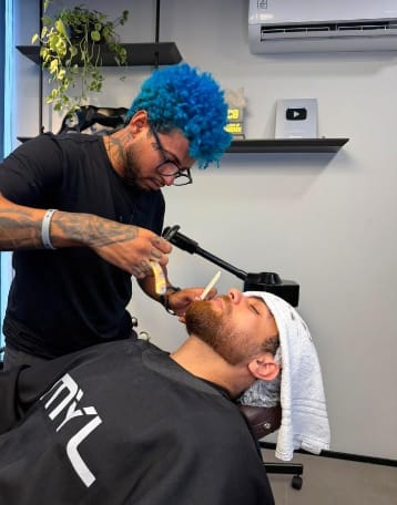 Barbeiro finalizando corte de cliente na MYL Barber Clinic